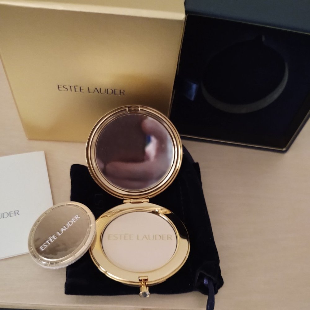 Estee Lauder Compact - Picture 3 of 3